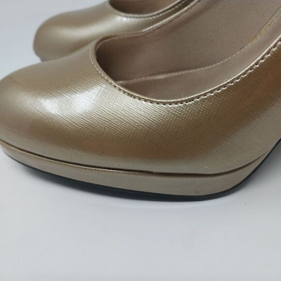 Christian Siriano for Payless Gold Heels. Size 9 - Picture 4 of 12